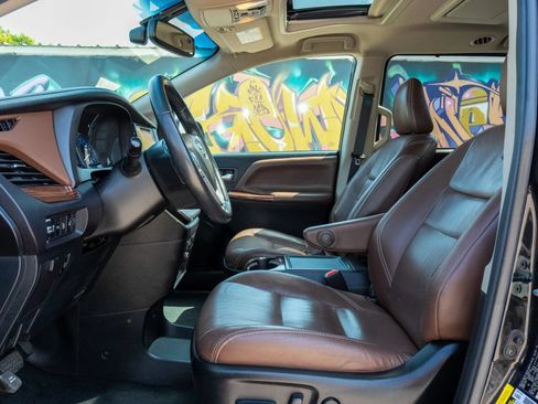 Used 2017 Toyota Sienna Limited Premium FWD image 35