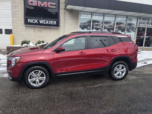 Certified 2022 GMC Terrain SLE w/ Driver Convenience Package image 3