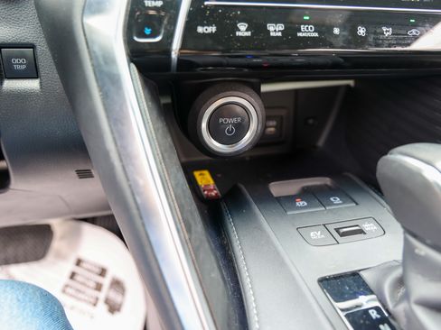 Certified 2024 Toyota Venza XLE AWD/4WD image 52