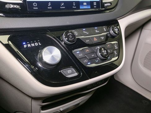 Used 2024 Chrysler Pacifica Touring-L FWD image 31