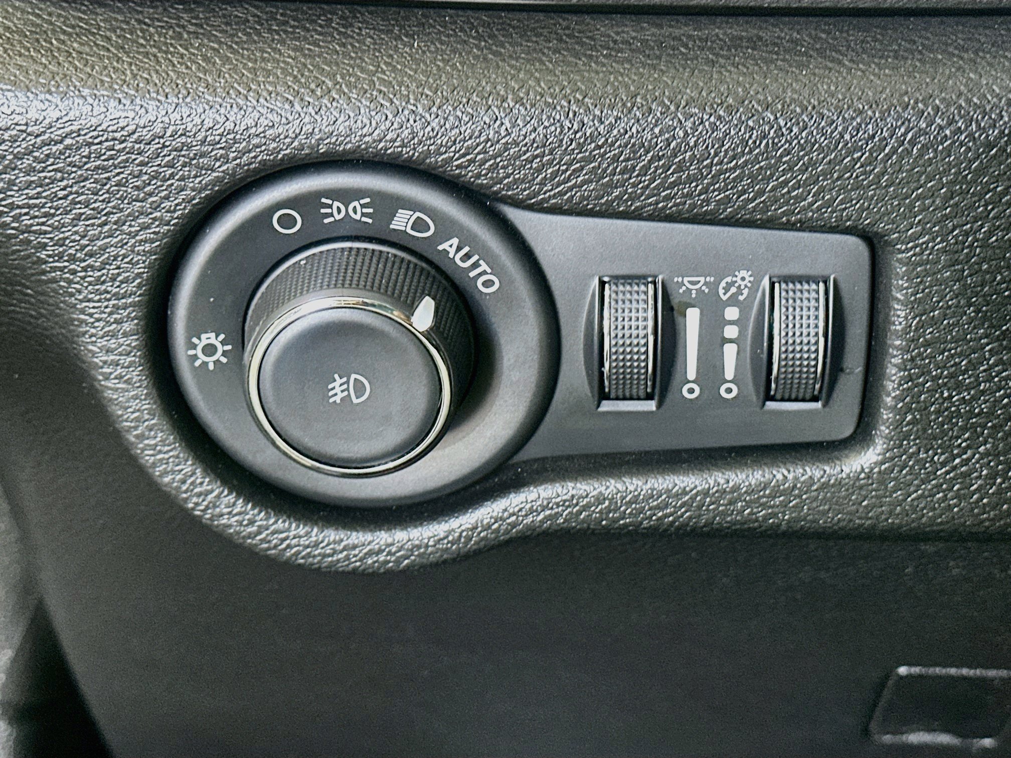 Used 2025 Chrysler Pacifica Select FWD image 17