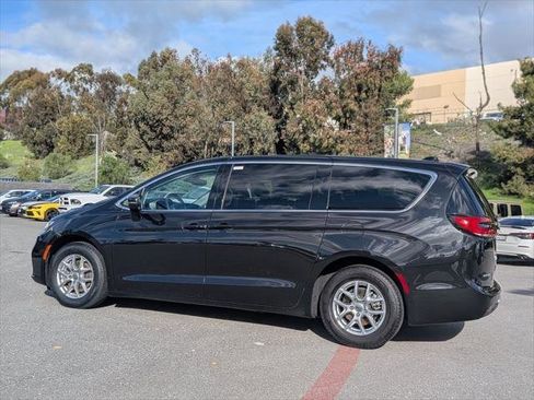 Certified 2023 Chrysler Pacifica Touring-L image 3