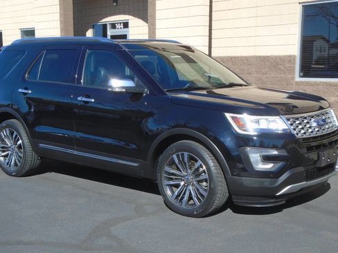 Used 2017 Ford Explorer Platinum image 2