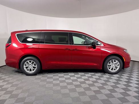 New 2026 Chrysler Pacifica Select image 8