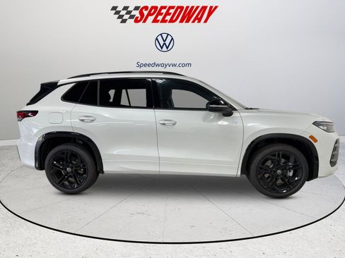 Used 2025 Volkswagen Tiguan SE R-Line AWD/4WD image 8