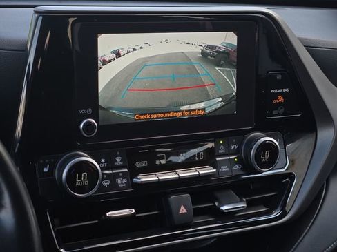 Used 2023 Toyota Highlander XLE AWD/4WD image 22
