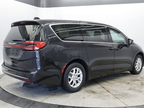 Certified 2023 Chrysler Pacifica Touring-L FWD image 6