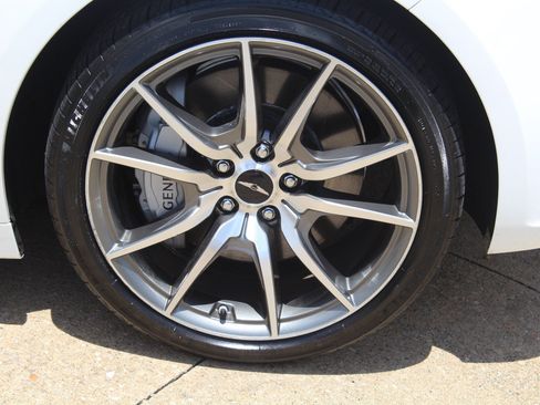 Used 2025 Genesis G70 2.5T RWD image 3