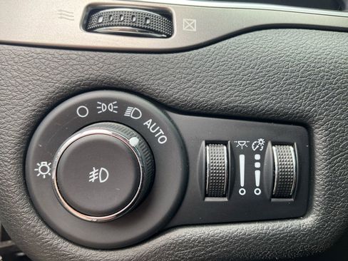 Used 2022 Jeep Cherokee Latitude Lux AWD/4WD image 23