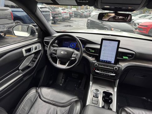 Used 2020 Ford Explorer Platinum w/ Premium Technology Package AWD/4WD image 32