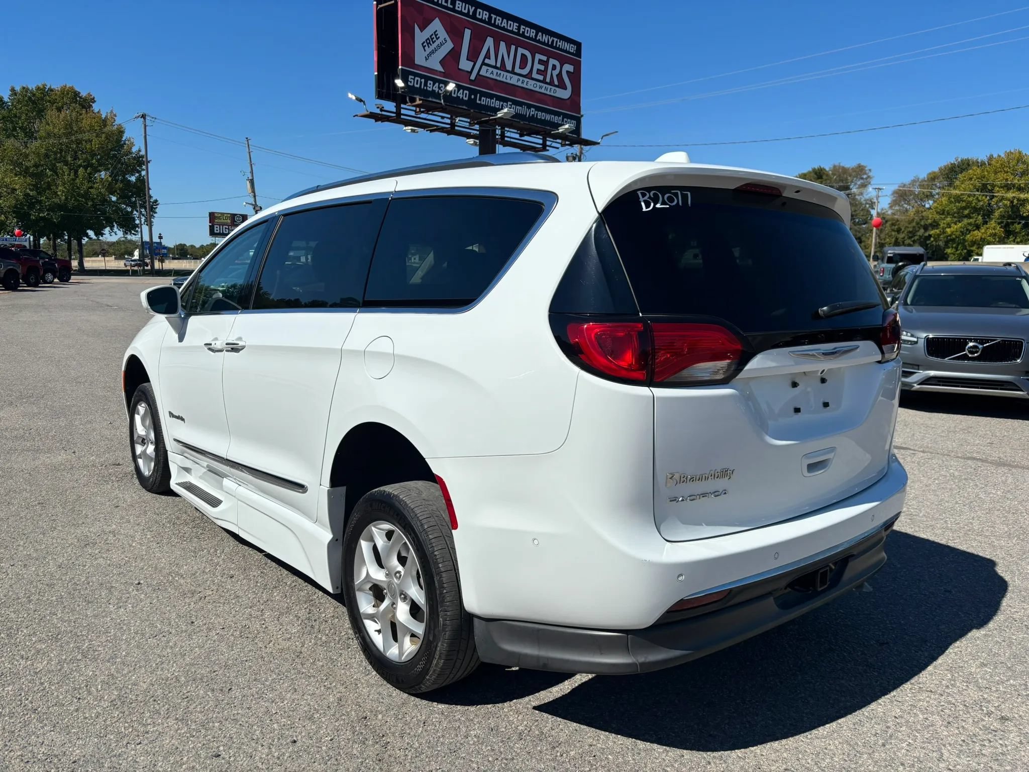 Used 2020 Chrysler Pacifica Touring-L Plus w/ Tire & Wheel Group FWD image 3