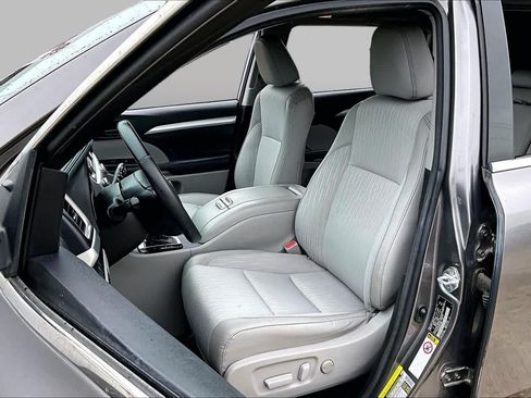 Used 2018 Toyota Highlander Plus FWD image 8