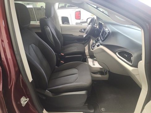 Used 2022 Chrysler Voyager LX image 20