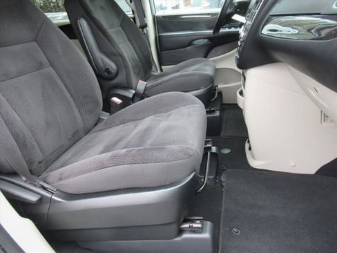 Used 2018 Dodge Grand Caravan SE w/ UConnect Hands-Free Group image 9