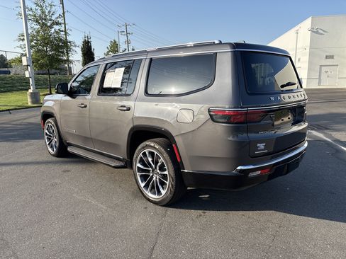 Used 2023 Jeep Wagoneer Series II w/ Premium Group I AWD/4WD image 7