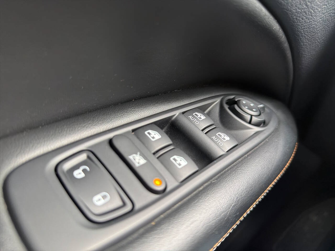 Used 2018 Jeep Compass Latitude w/ Cold Weather Group FWD image 10