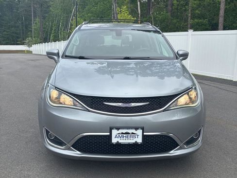 Used 2020 Chrysler Pacifica Touring-L FWD image 3