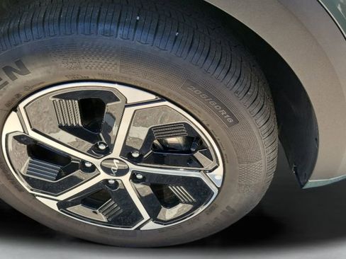 Used 2025 Kia Niro EX image 9