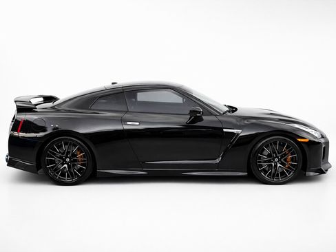 Used 2021 Nissan GT-R Premium image 8