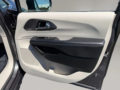 Used 2023 Chrysler Pacifica Touring-L w/ Uconnect Theater Family Group FWD image 45