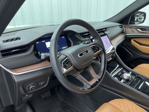 Used 2023 Jeep Grand Cherokee L Summit w/ High Altitude Package image 17