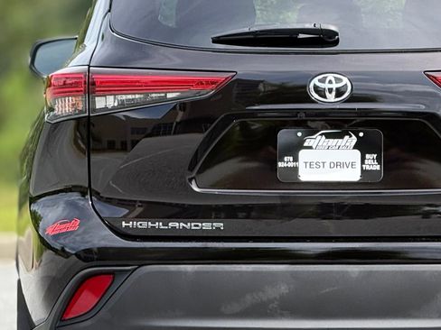 Used 2020 Toyota Highlander LE AWD/4WD image 16