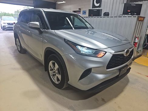 Used 2020 Toyota Highlander LE AWD/4WD image 5