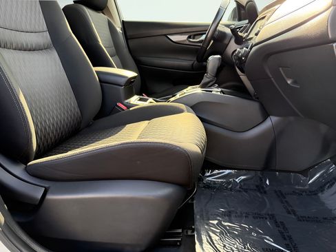 Used 2018 Nissan Rogue SV w/ Sun & Sound Touring Package FWD image 13