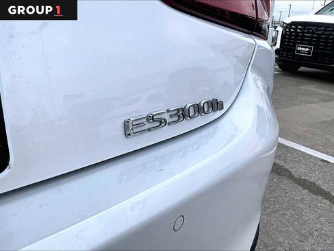 Used 2025 Lexus ES 300h w/ Premium Package image 27