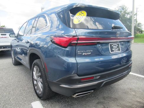Used 2025 Buick Enclave Preferred AWD/4WD image 5