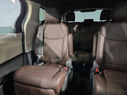 Used 2024 Toyota Sienna Platinum FWD image 12