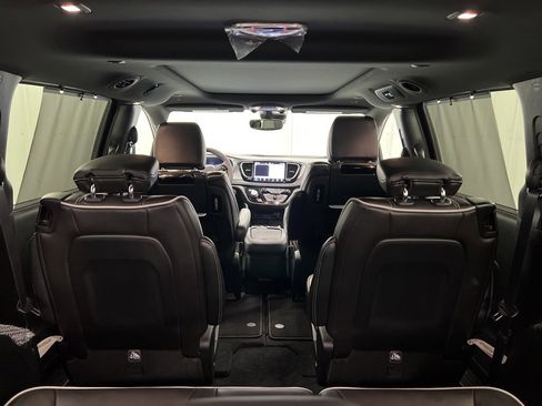 Used 2026 Chrysler Pacifica Limited w/ Uconnect Theater Family Group image 10