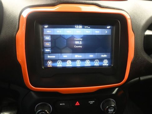 Used 2018 Jeep Renegade Altitude w/ Cold Weather Group FWD image 14