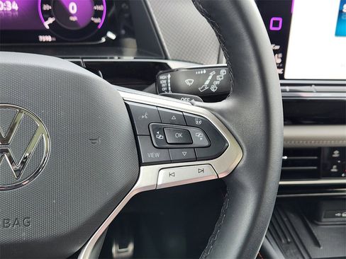 Used 2025 Volkswagen Atlas Peak Edition SE image 9