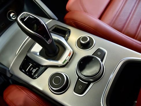 Used 2022 Alfa Romeo Stelvio Veloce AWD/4WD image 16
