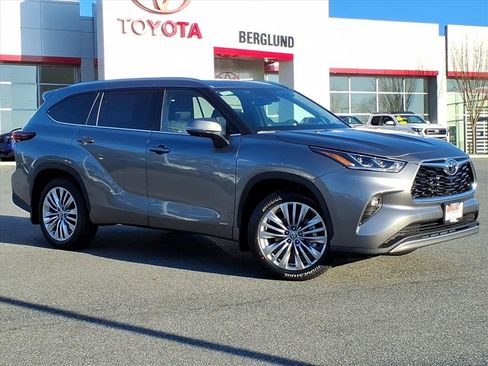 New 2026 Toyota Highlander Platinum image 2