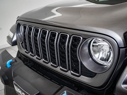 Used 2024 Jeep Wrangler Unlimited image 3