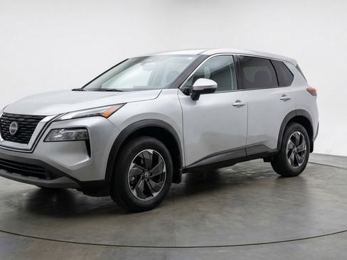 Used 2025 Nissan Rogue SV image 3