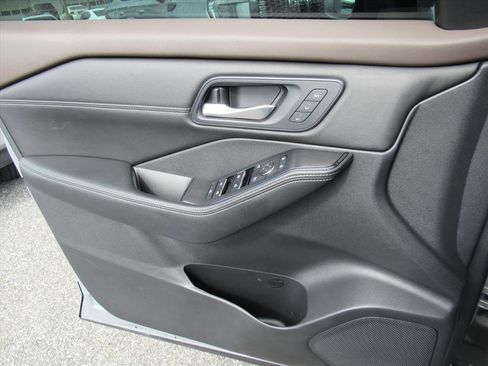 Used 2022 Nissan Rogue SL w/ SL Premium Package image 27