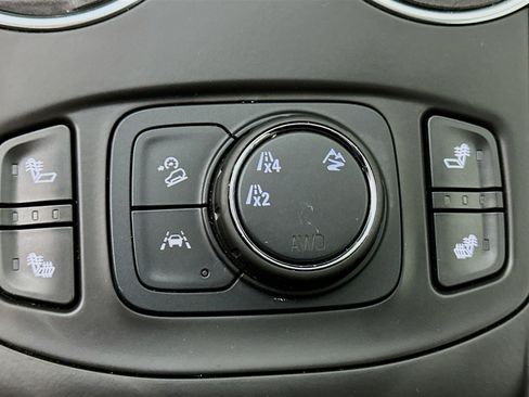 Used 2024 GMC Terrain SLT image 25