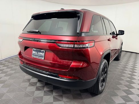 Used 2025 Jeep Grand Cherokee Altitude AWD/4WD image 7