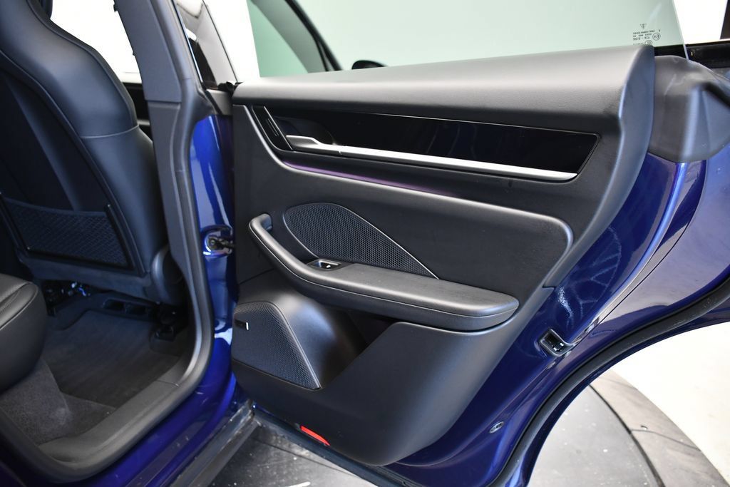 Certified 2025 Porsche Macan 4S Electric AWD/4WD image 54