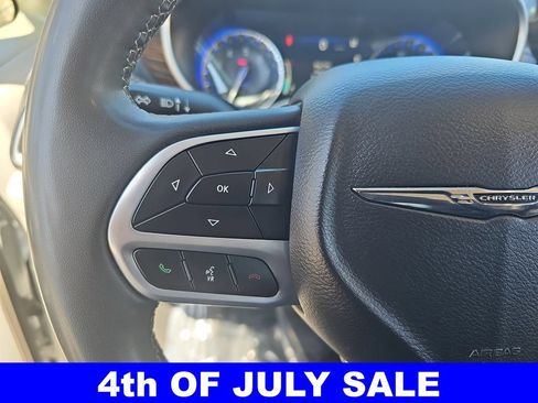 Used 2023 Chrysler Pacifica Limited FWD image 18