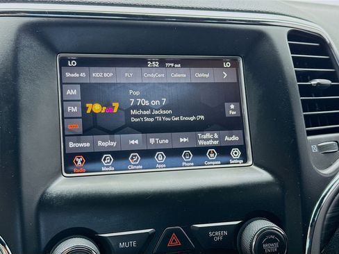 Used 2019 Jeep Grand Cherokee Laredo image 11