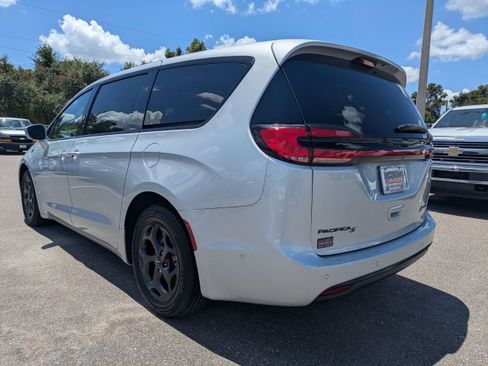 Used 2022 Chrysler Pacifica Limited w/ Uconnect Theater Family Group FWD image 5