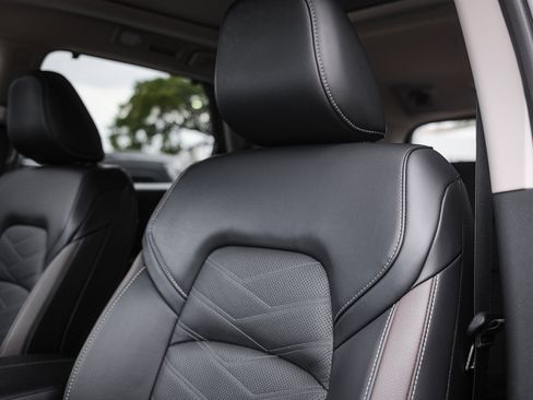 Used 2025 Nissan Pathfinder Platinum image 16