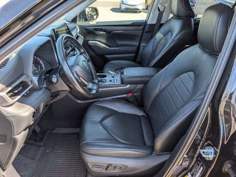 Used 2024 Toyota Highlander XLE image 2