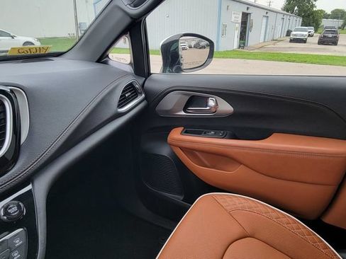 Used 2025 Chrysler Pacifica Pinnacle w/ Trailer Tow Group AWD/4WD image 22