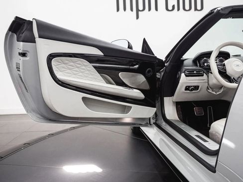 Used 2024 Aston Martin DB12 Convertible image 14