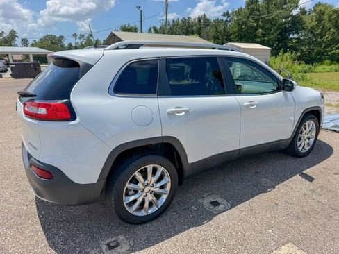 Used 2017 Jeep Cherokee Limited FWD image 2
